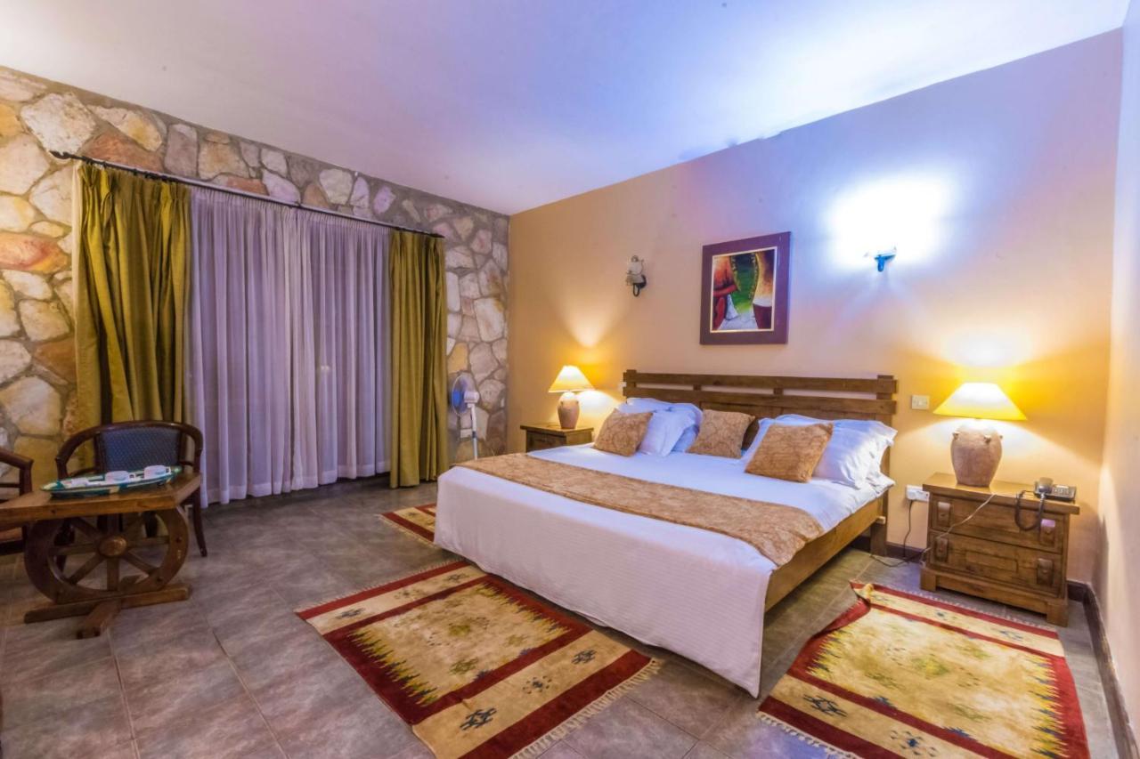 Mountains Of The Moon Hotel Fort Portal ภายนอก รูปภาพ